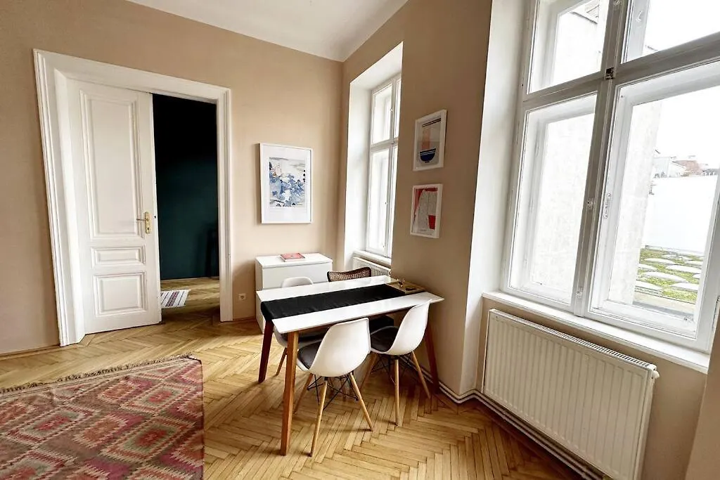 Ruhige & Grosse Altbauwohnung 7Min Zum Zentrum Wien 0*,  Österreich